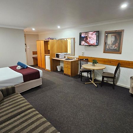 Hilltops Retreat Motor Inn Янґ Екстер'єр фото