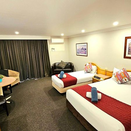 Hilltops Retreat Motor Inn Янґ Екстер'єр фото
