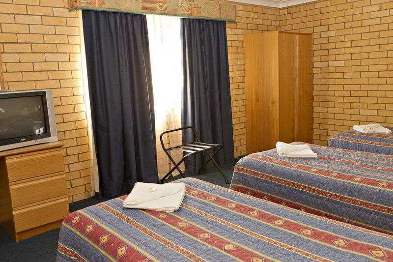 Hilltops Retreat Motor Inn Янґ Номер фото