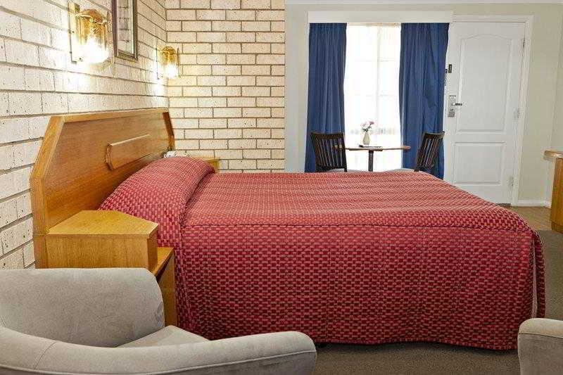 Hilltops Retreat Motor Inn Янґ Номер фото