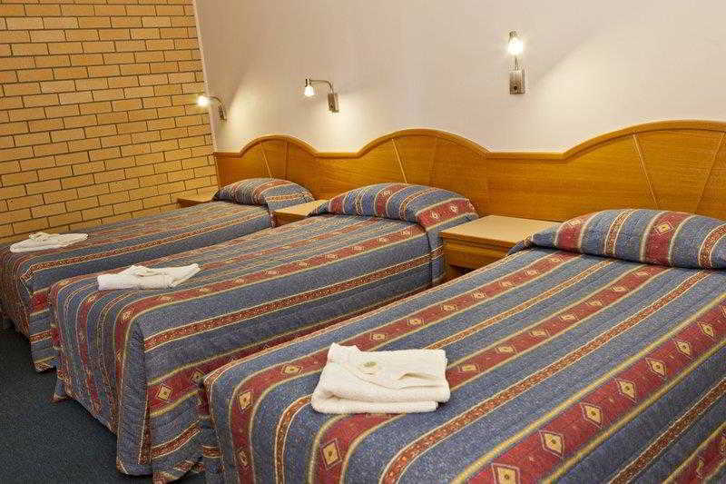 Hilltops Retreat Motor Inn Янґ Номер фото