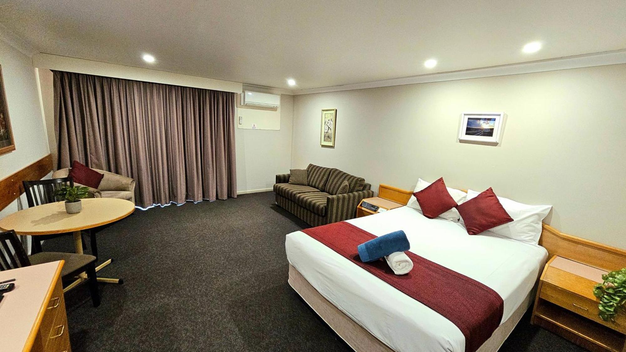 Hilltops Retreat Motor Inn Янґ Екстер'єр фото