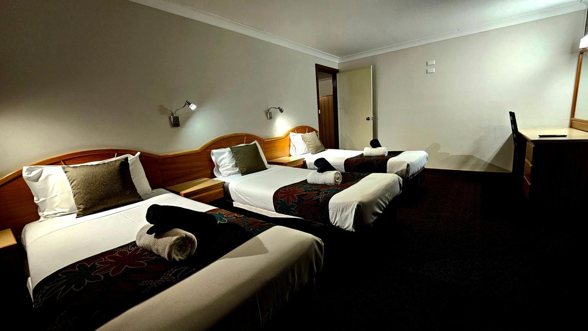 Hilltops Retreat Motor Inn Янґ Екстер'єр фото