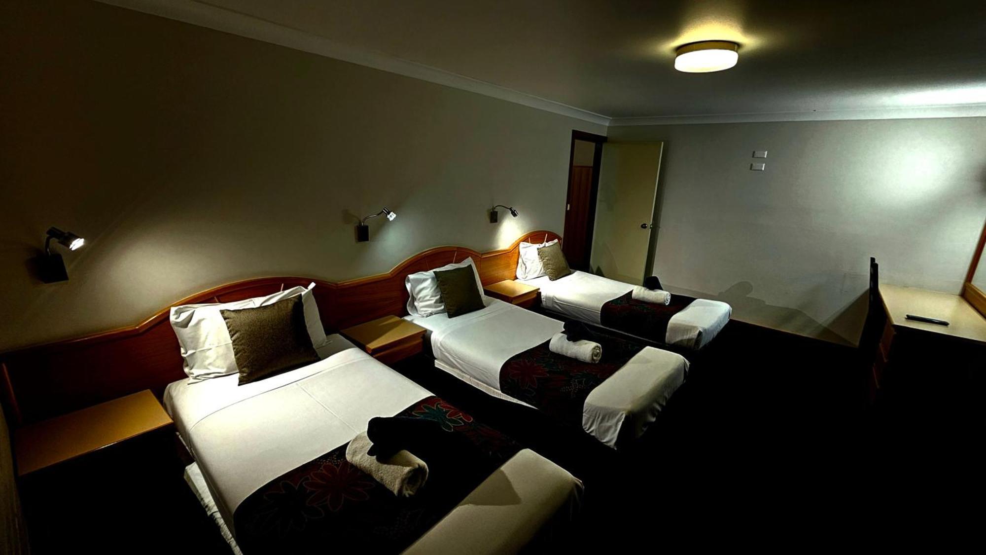 Hilltops Retreat Motor Inn Янґ Екстер'єр фото