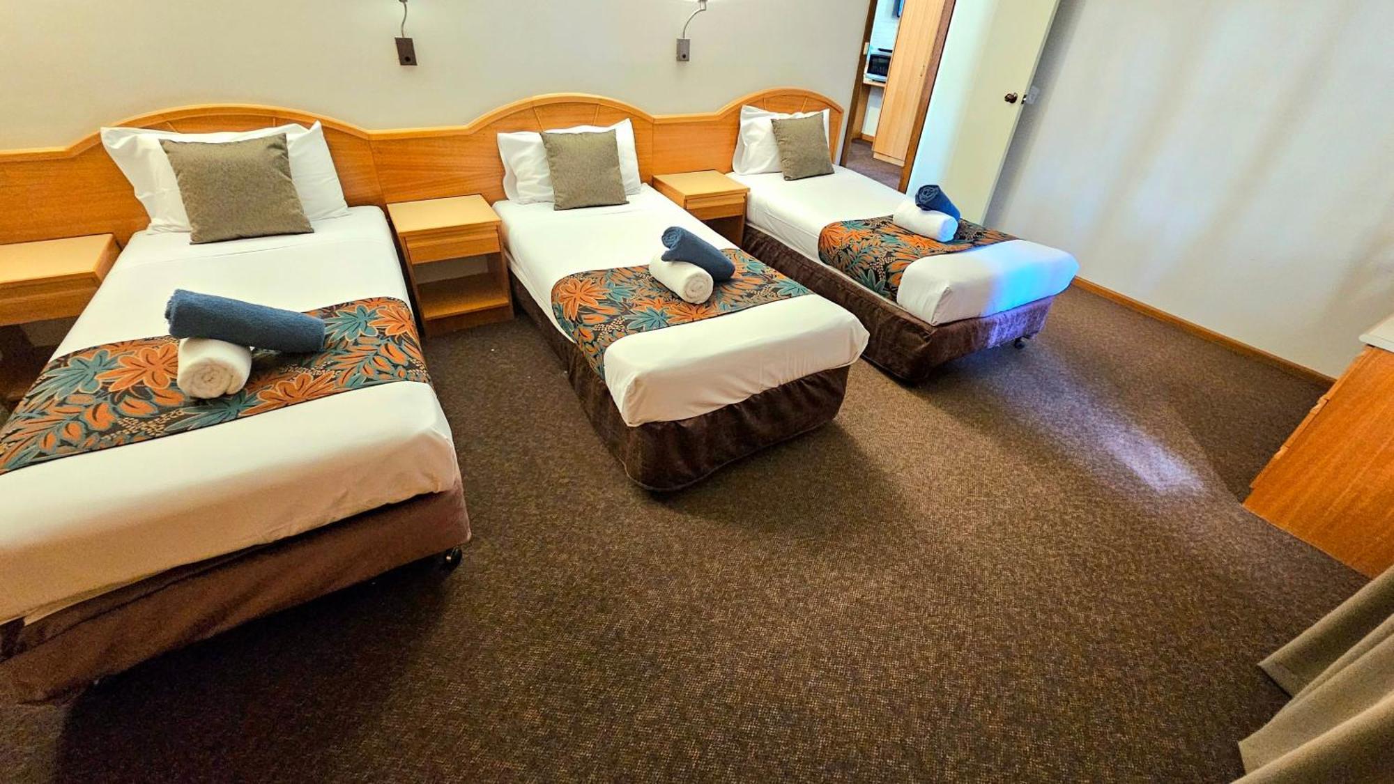 Hilltops Retreat Motor Inn Янґ Екстер'єр фото