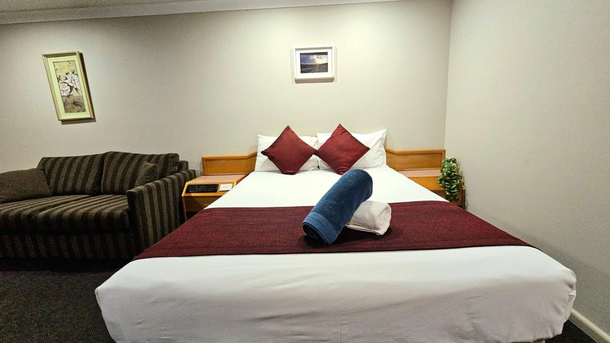 Hilltops Retreat Motor Inn Янґ Екстер'єр фото