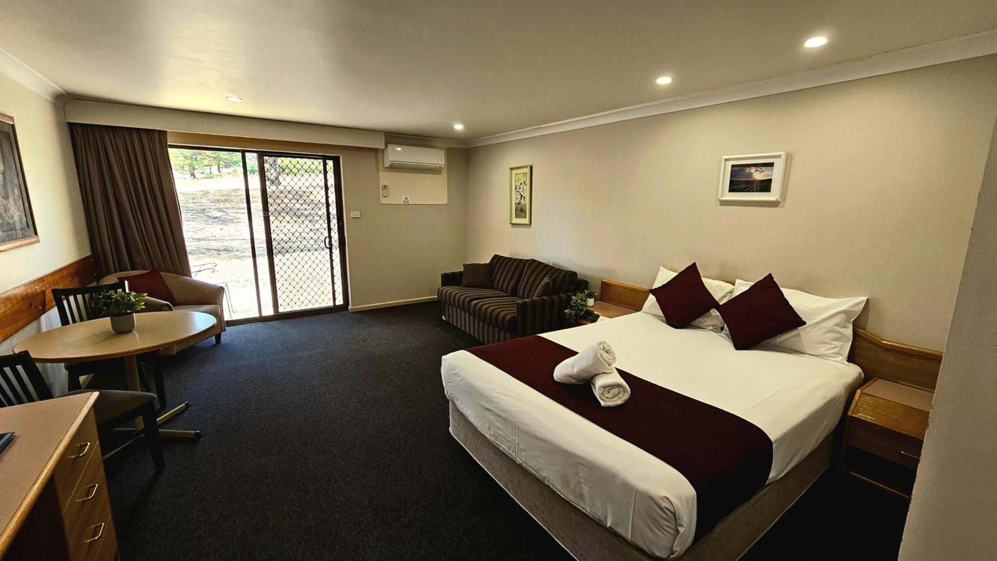 Hilltops Retreat Motor Inn Янґ Екстер'єр фото