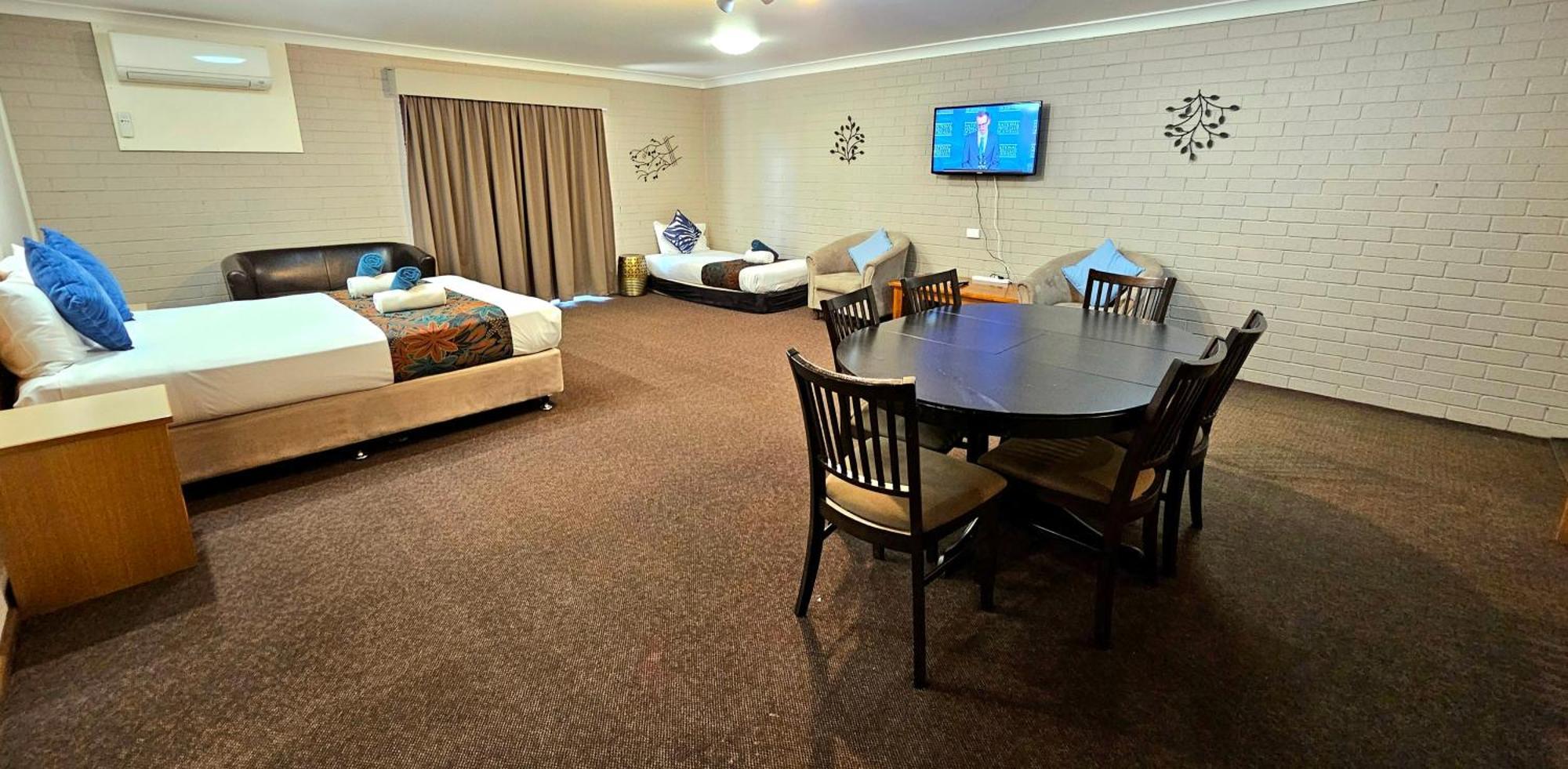 Hilltops Retreat Motor Inn Янґ Екстер'єр фото
