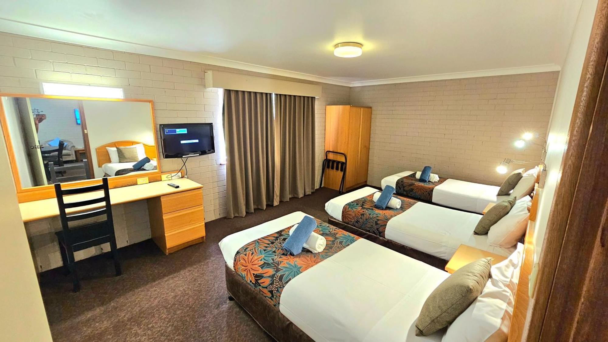 Hilltops Retreat Motor Inn Янґ Екстер'єр фото