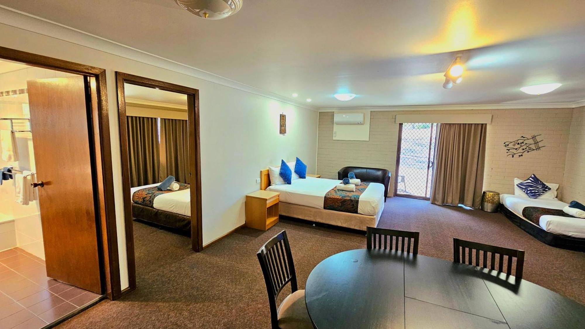 Hilltops Retreat Motor Inn Янґ Екстер'єр фото