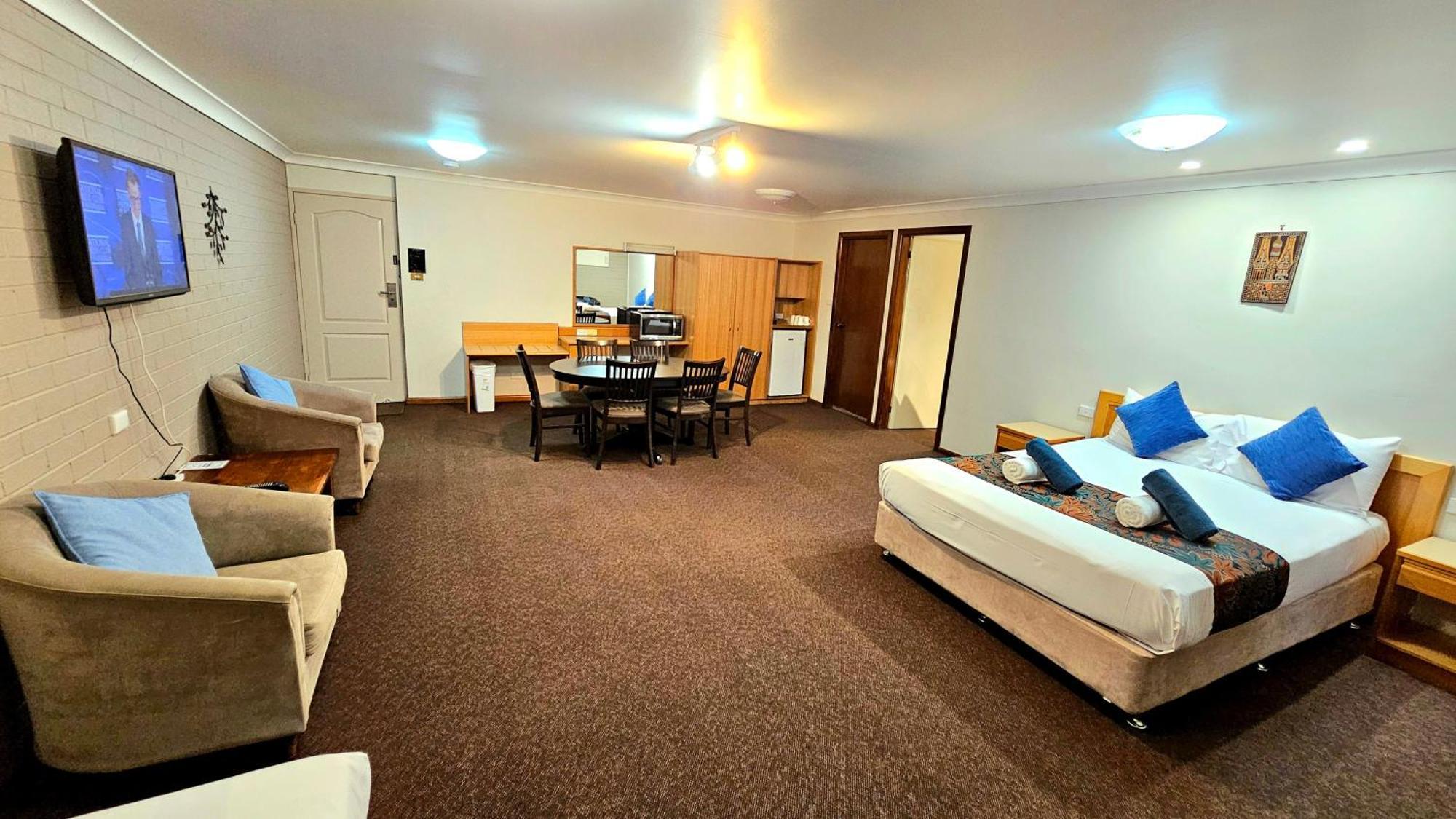 Hilltops Retreat Motor Inn Янґ Екстер'єр фото