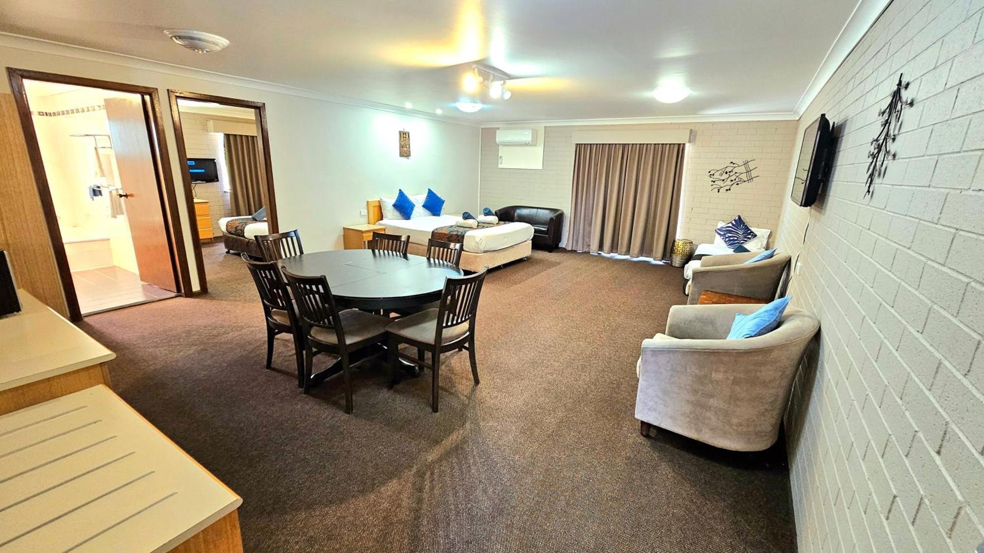 Hilltops Retreat Motor Inn Янґ Екстер'єр фото