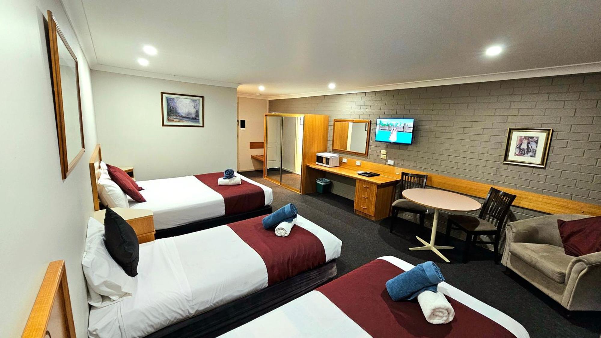 Hilltops Retreat Motor Inn Янґ Екстер'єр фото
