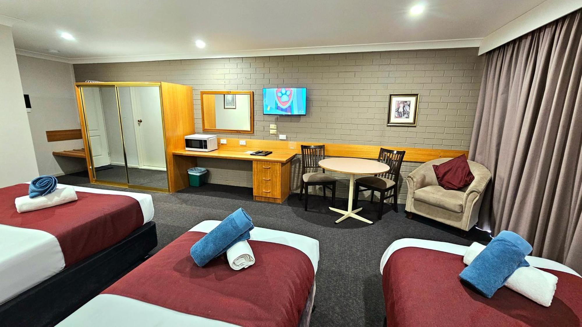Hilltops Retreat Motor Inn Янґ Екстер'єр фото