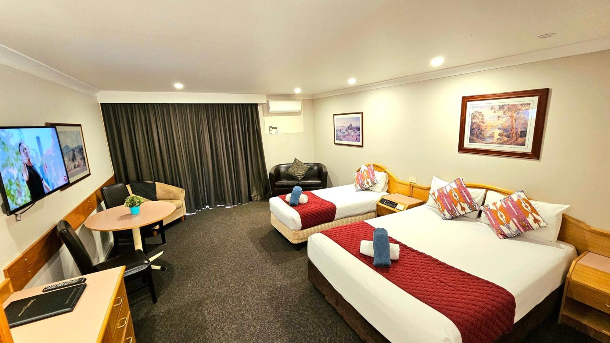 Hilltops Retreat Motor Inn Янґ Екстер'єр фото