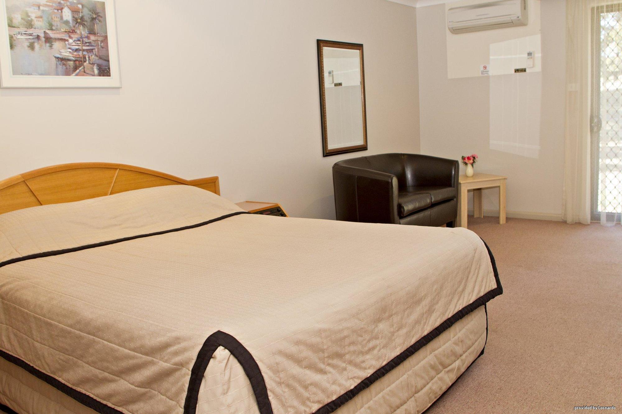 Hilltops Retreat Motor Inn Янґ Номер фото
