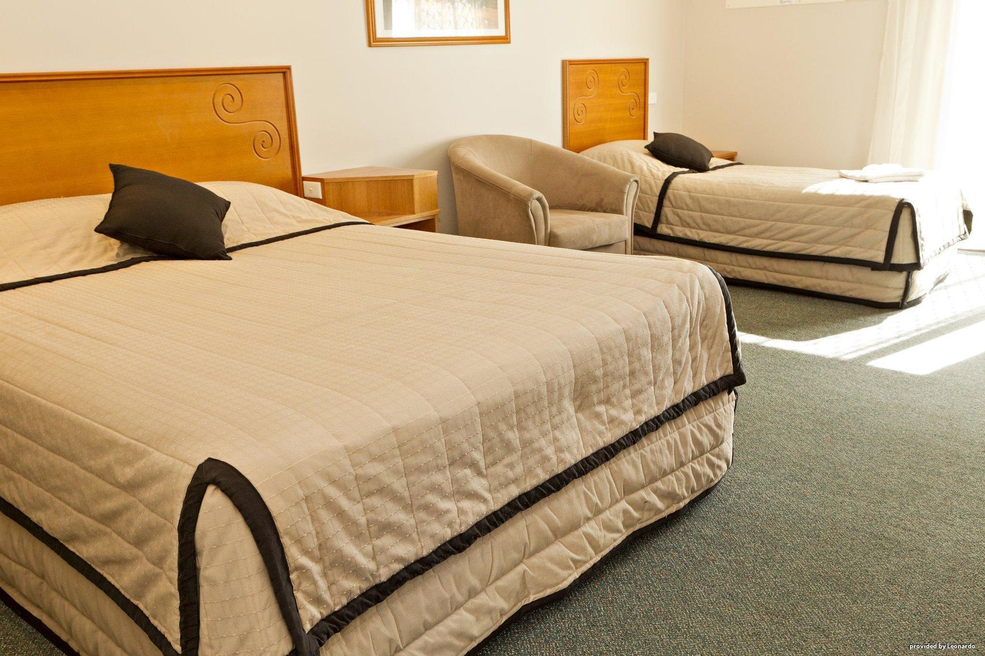 Hilltops Retreat Motor Inn Янґ Номер фото