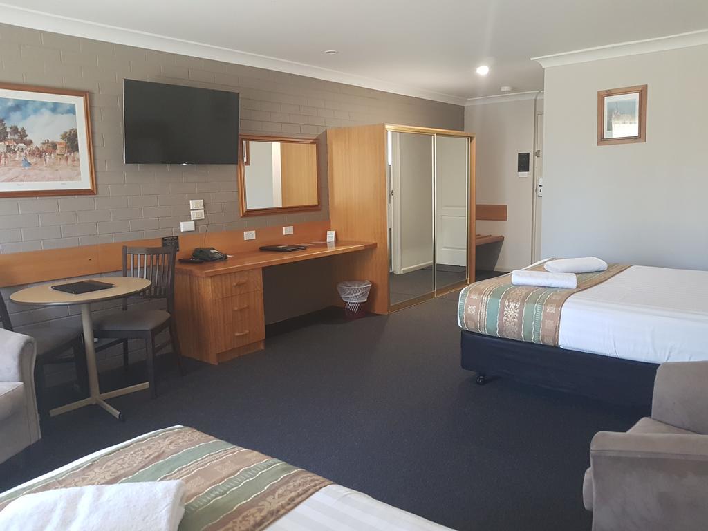 Hilltops Retreat Motor Inn Янґ Екстер'єр фото